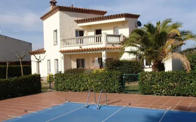 Spacious Villa in Vilacolum With Swimming Pool