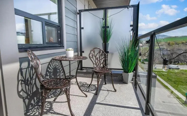 Top Floor on Okanagan Lake with AC & Heated Pool