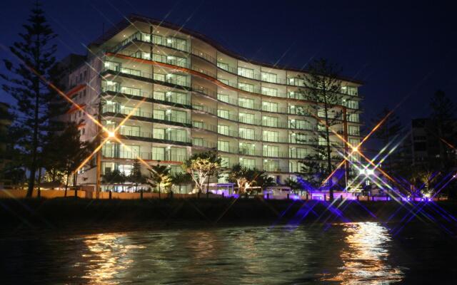 Silvershore Apartments on the Broadwater
