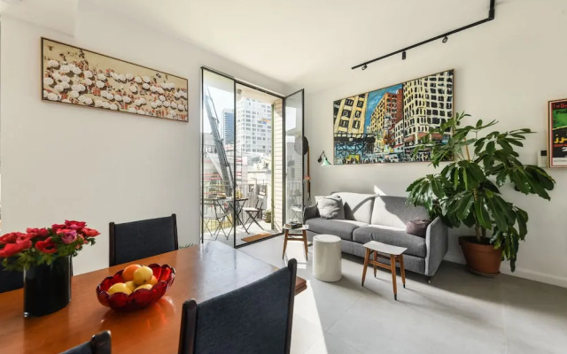 Artistic 2BD Apt w Balcony on Montefiore