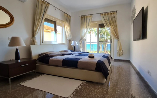 Stunning 5-bed Beach Front Villa, Private Beach