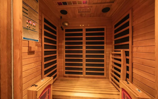 The Break Pool Spa Sauna Beach