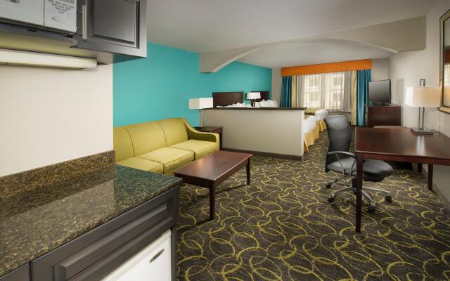 Holiday Inn Express & Suites DFW - Grapevine by IHG
