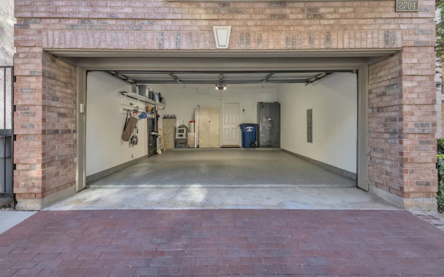 Spacious Urban Uptown Retreat 3 Bedroom Townhouse