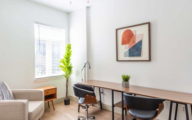 Luxury Central Apartment with Gym