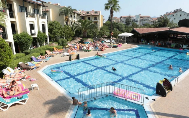 Club Turquoise Apart