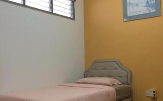 Selesa Hillhomes Cosy House