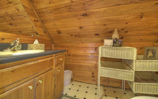 Snuggle Inn & Treehouse