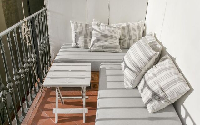 Spacious and luminous flat with balcony