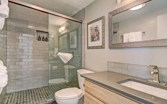 Beautiful Mountain Condo A Minute to Lift - AN210 by RedAwning