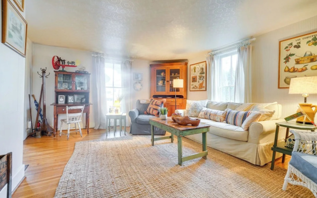 'the Porch House' Located in Historic Village