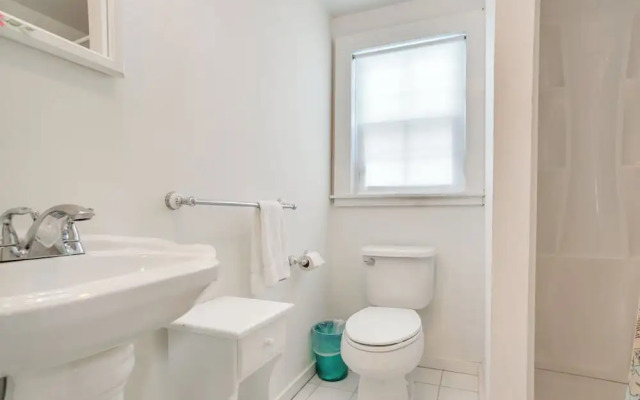 Walk to Beach: South Chatham Home