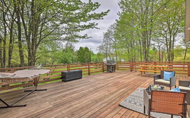 Near Lakes & Resorts: Pet-friendly Long Pond Abode