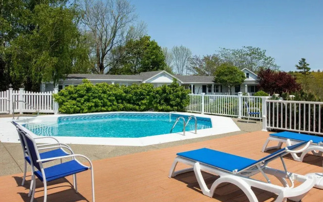 Glen Cove Inn & Suites