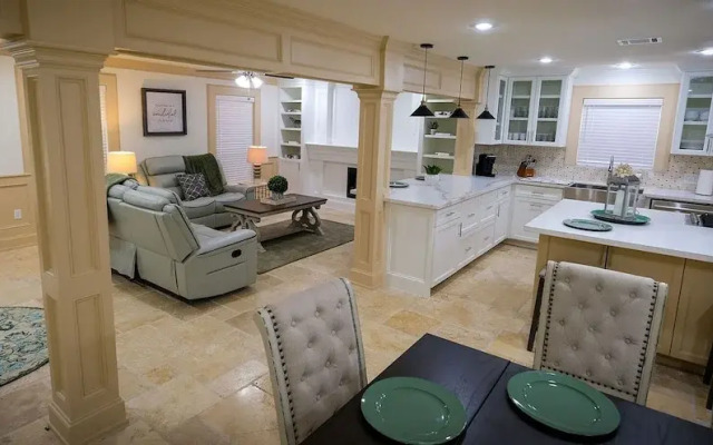 5Bdrm 3.5Bath 12Beds - HOME BIG AS TEXAS