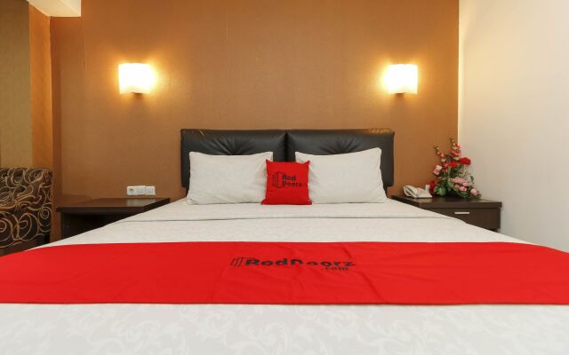 RedDoorz Plus near Karebosi Area