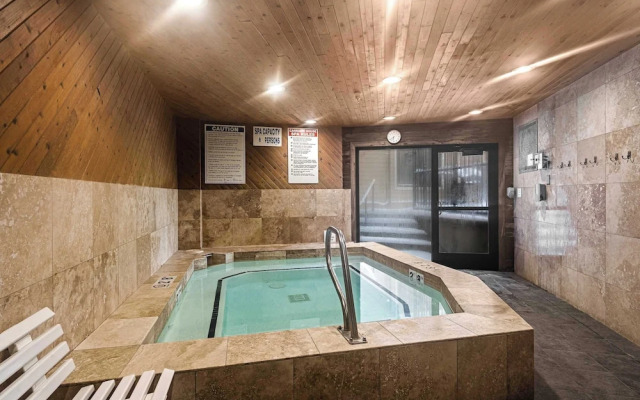 Cozy PC Condo Top Floor Studio