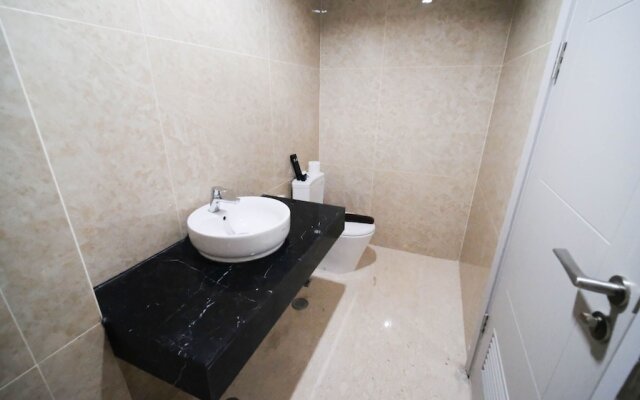 Nice 3Br Connected To Mall At Grand Sungkono Lagoon Apartment