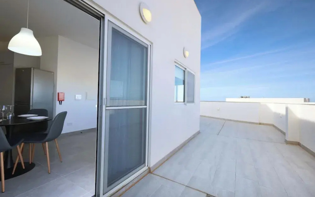 Corner Terrace 1BR Penthouse - Sea Views