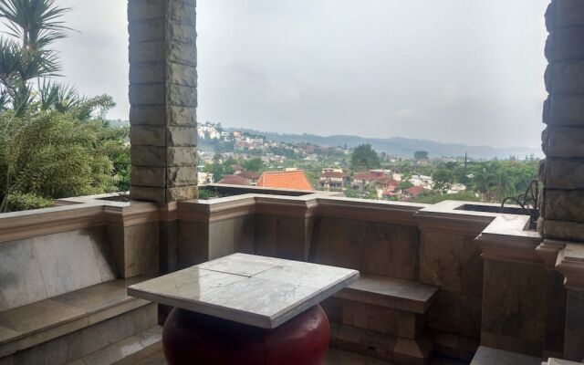 Villa Beverly Hills Puncak for 50 pax