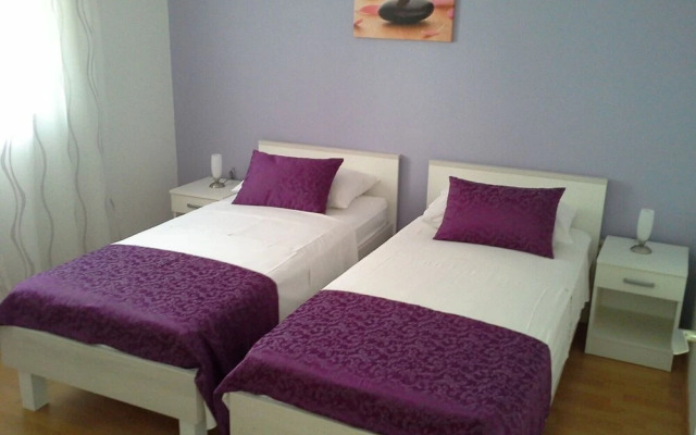 Josi - With Beautiful Garden - A1 Plavi