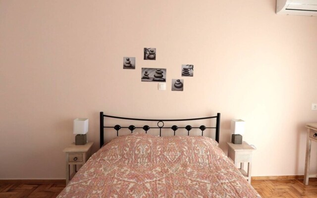 Pale Coloured Apt in Athens Historic Centre