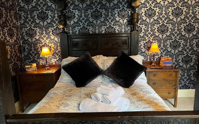 Kendal - Gothic Hall - Luxury Rooms or Apartment