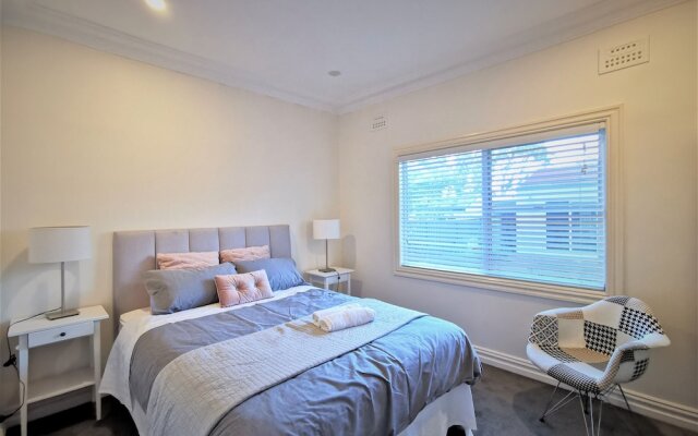 Comfy 4 Bedroms Corner House