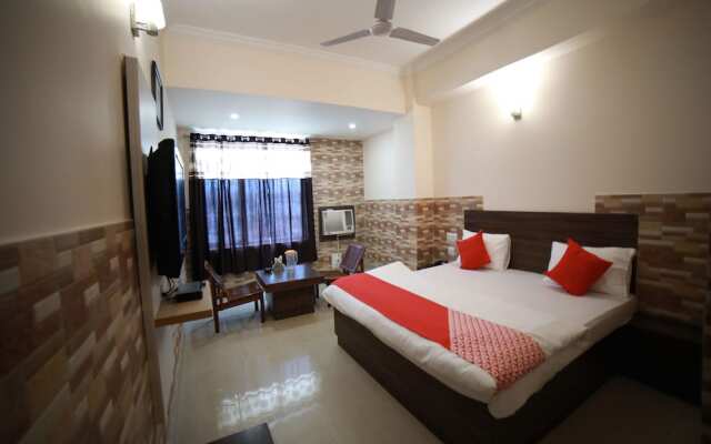 OYO 15561 Corporate Villa