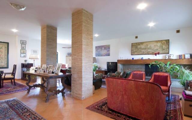 Luxurious Villa in Montelupone With Private Swimming Pool