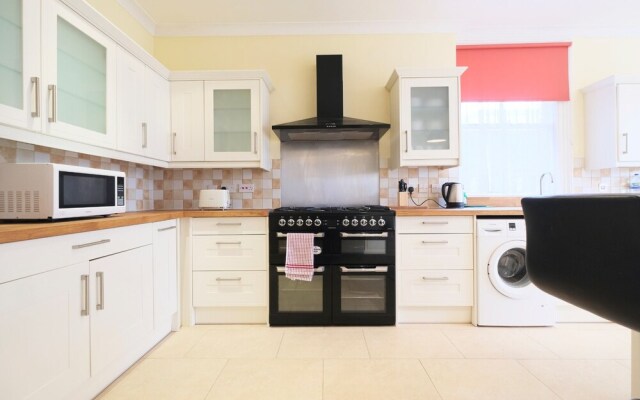 Amazing 3-bedroom Garden Flat for 6 in Ealing