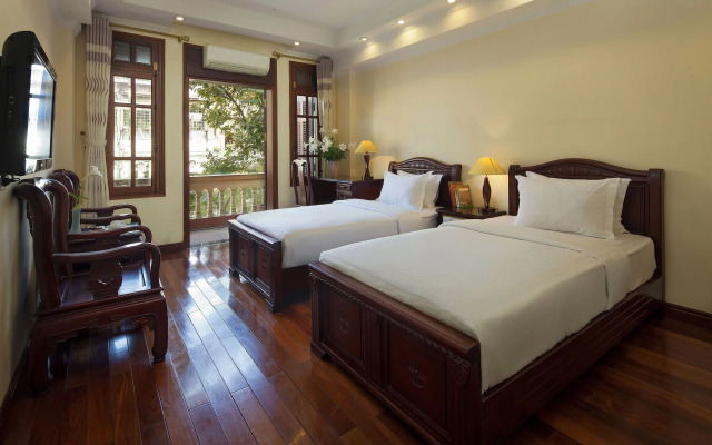 Lucky 3 Hotel & Travel