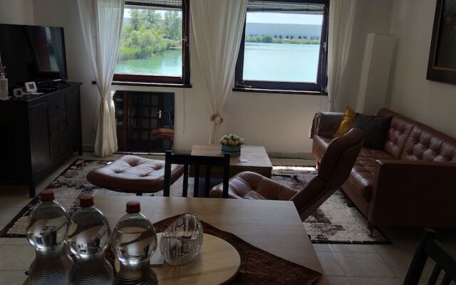 Romantic Lakeside Retreat - Nature, Sport, Near Bp