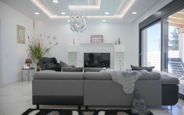 6 Bed Villa - Sleeps 15 - Pets - Pool - Jacuzzi
