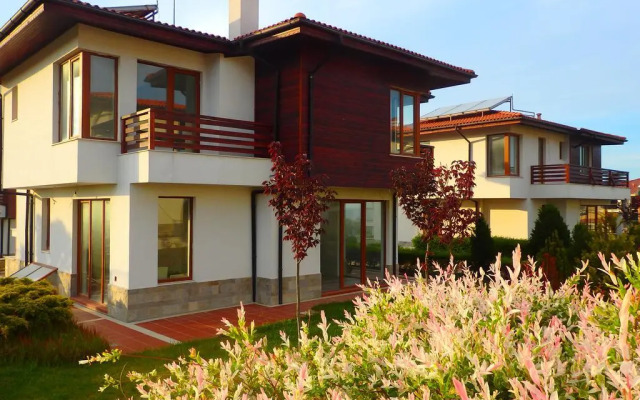 Villas in Complex Trakiyskiy Bryag