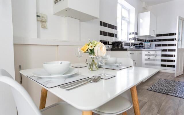 Wenham House - Large House with Hot Tub, Sleeps 11!