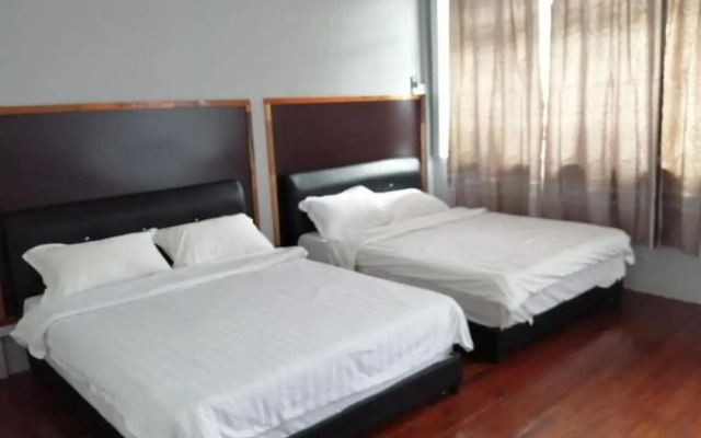 Comfortable Family Room for 4 People in Kuching With Ac - Amida Point Services – Guest Rooms – Kuching