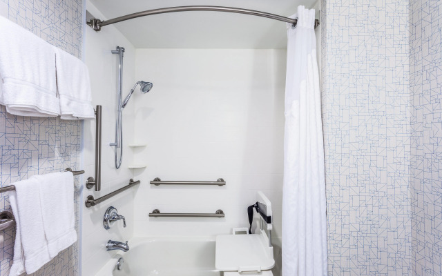 Holiday Inn Express Hauppauge-Long Island