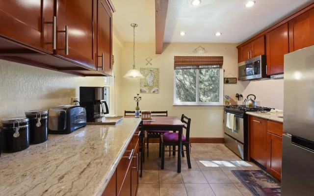 Tahoe City Getaway Minutes From Lake and Activities