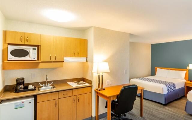 Econo Lodge Inn & Suites University