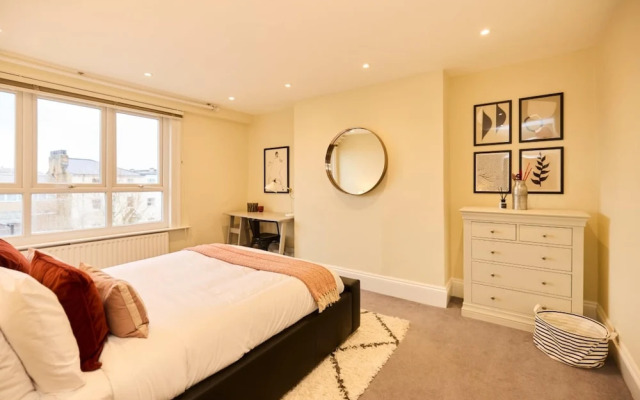 The Peckham Hideaway - Bright 3bdr Flat