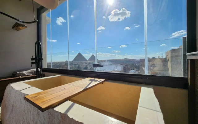 The 2 BDR Pyramids Vista w/ Bathtub