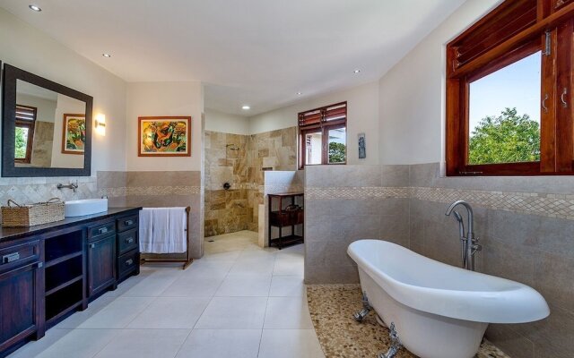 Kanowa , Fully Staffed With Panoramic Views 4 Bedroom Villa