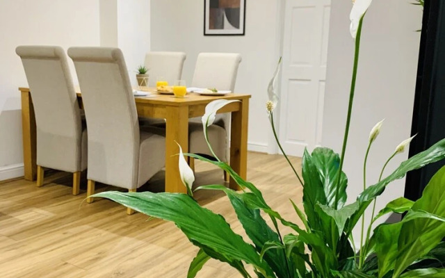 SA Today St Margarets Court Taunton with Fibre Wi-Fi & Netflix
