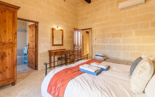 Centre Island Gozitan Farmhouse & Pool