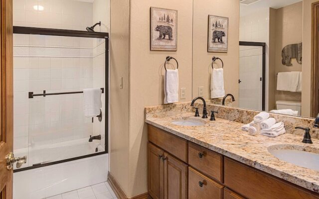 Oxford Court #305 3 Bedroom Condo by Redawning