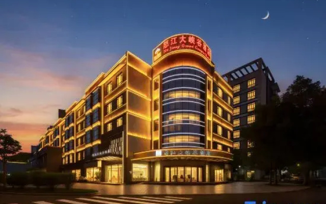 Fall In Love With Nujiang Grand Canyon Hotel