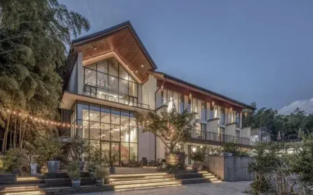 Orange's Red Hostel