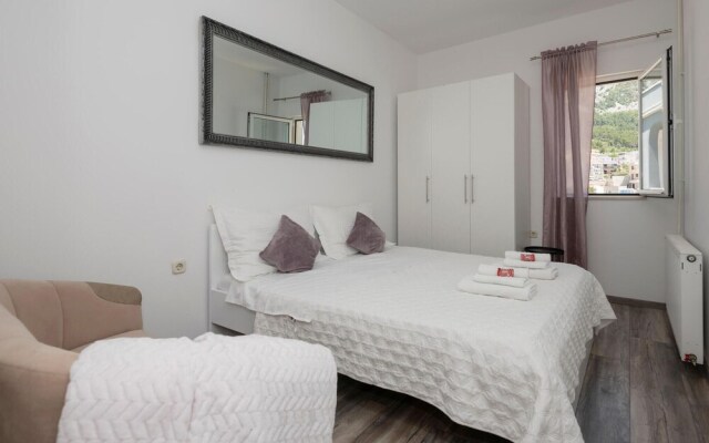 Beautiful Apartment in Makarska With Jacuzzi, Wifi and 3 Bedrooms