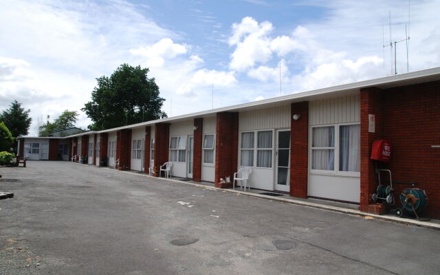 Manhattan Lodge Motel